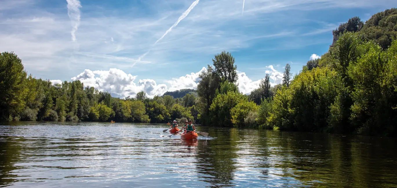 Canoistes devant chateau medieval beynac