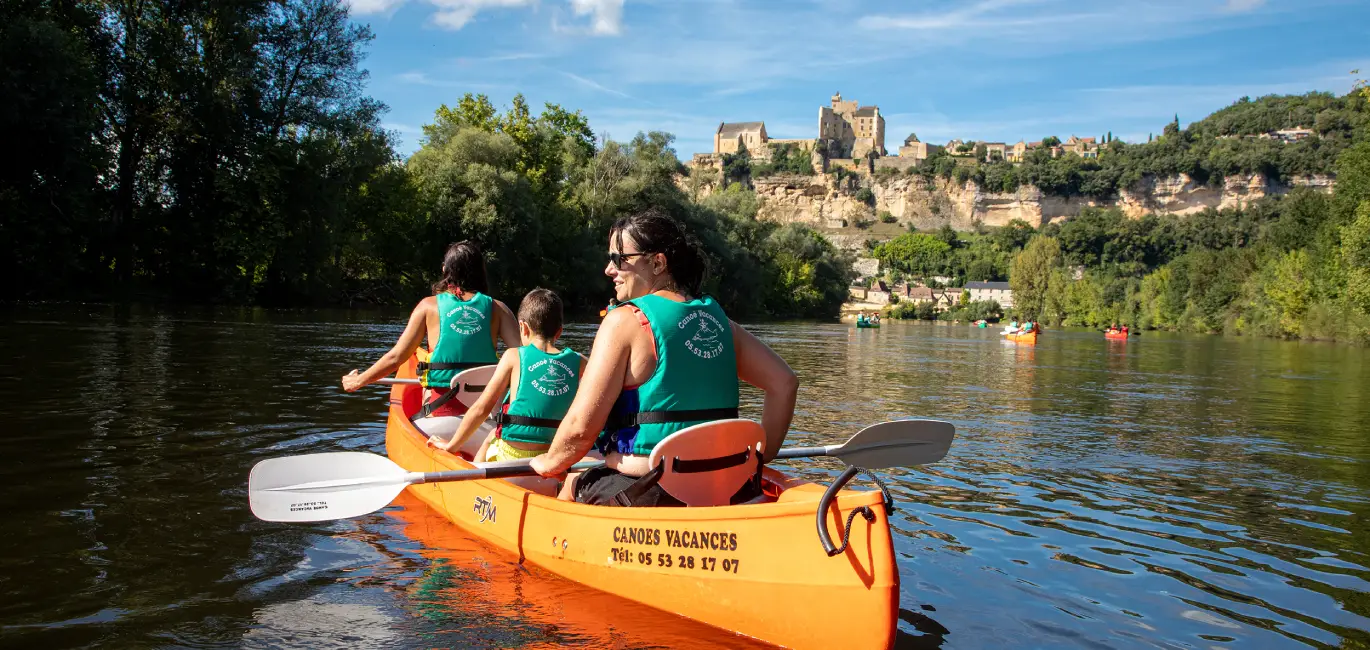 Groupe en canoe sur la dordogne sarlat