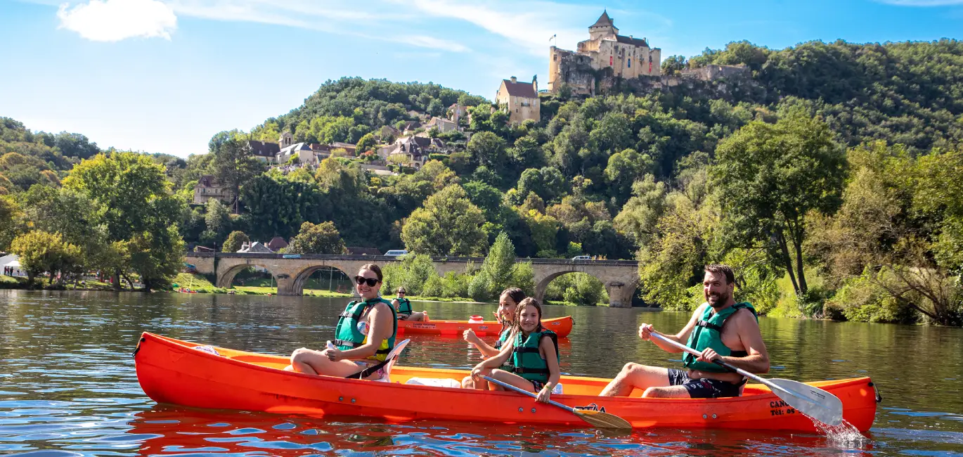 Randonnée en canoë sur plusieurs jours sur la rivière Dordogne, au cœur de paysages naturels et de villages du Périgord